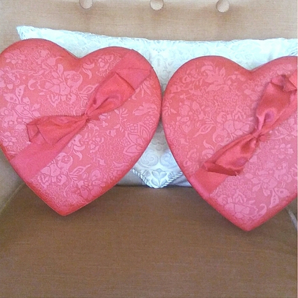 Red Velvet Embossed Heart-shaped Decorative Boxes